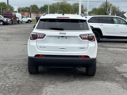 Bright White Clearcoat 2023 Jeep Compass Latitude