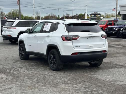 Bright White Clearcoat 2023 Jeep Compass Latitude