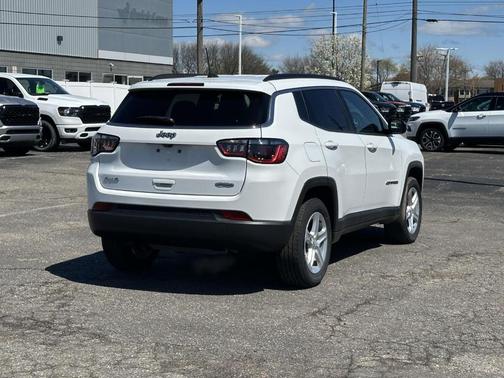 Bright White Clearcoat 2023 Jeep Compass Latitude