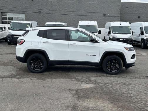 Bright White Clearcoat 2023 Jeep Compass Latitude
