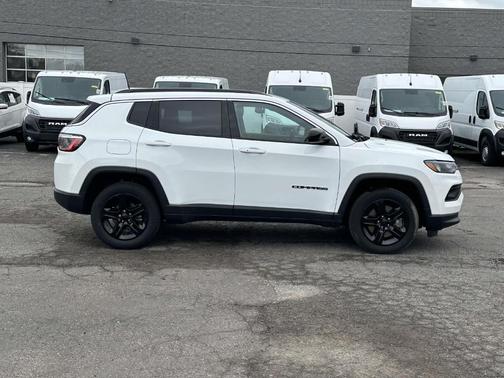 Bright White Clearcoat 2023 Jeep Compass Latitude