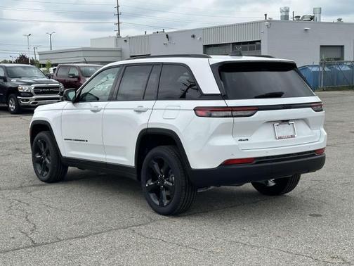 2025 Jeep Grand Cherokee Laredo