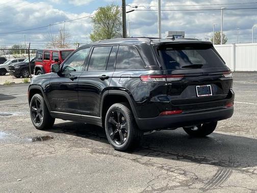 2025 Jeep Grand Cherokee Laredo