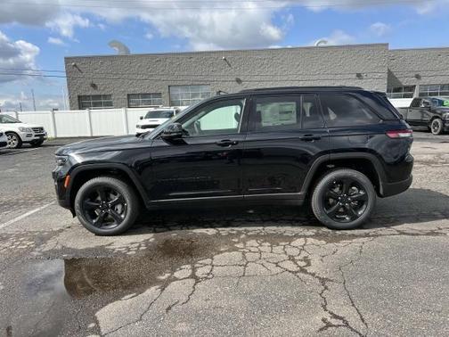 2025 Jeep Grand Cherokee Laredo