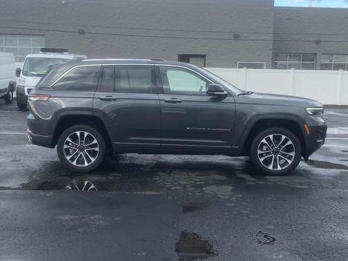 Photo 2 of 35 of 2022 Jeep Grand Cherokee Overland