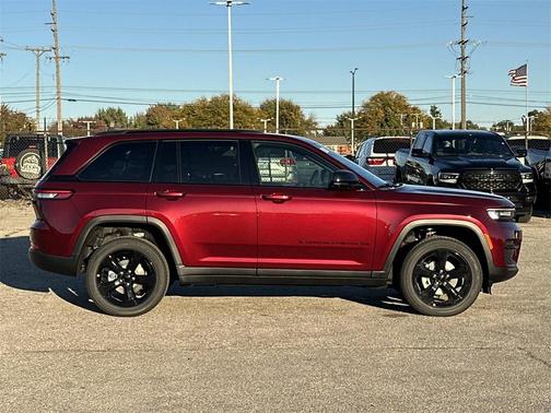 2025 Jeep Grand Cherokee Laredo