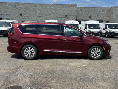Velvet 2017 Chrysler Pacifica Touring-L
