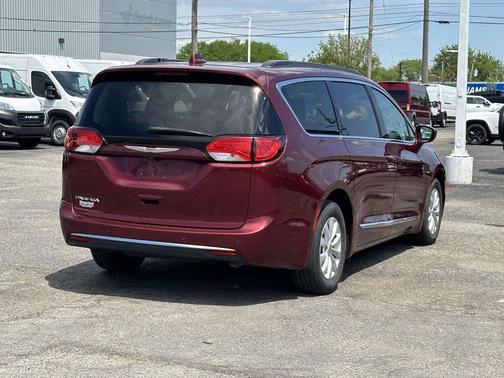 Velvet 2017 Chrysler Pacifica Touring-L