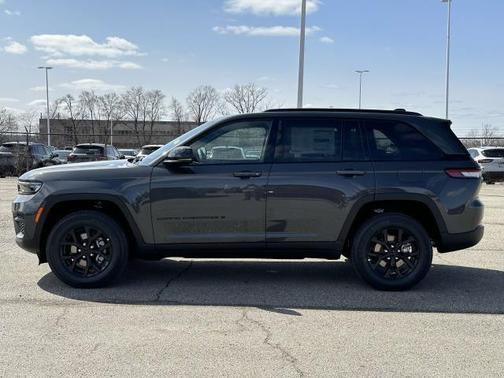 2025 Jeep Grand Cherokee Laredo