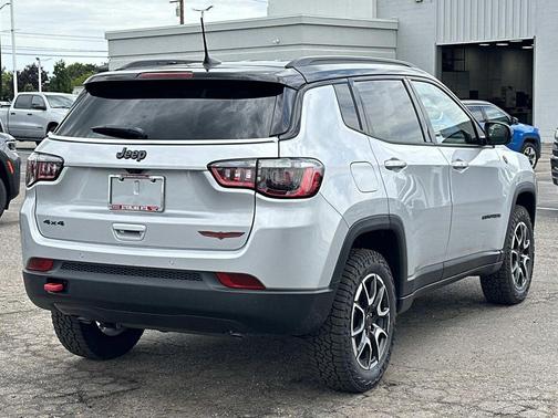 Silver Zynith 2026 Jeep Compass Trailhawk