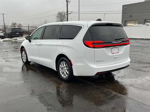 2025 Chrysler Pacifica Select