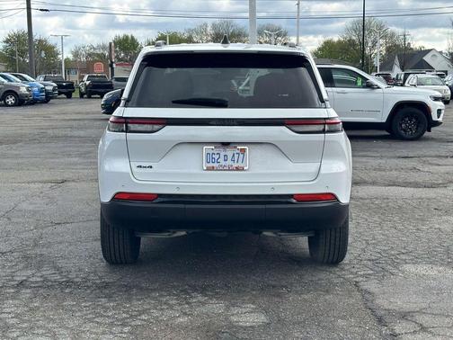 Bright White Clearcoat 2024 Jeep Grand Cherokee Laredo