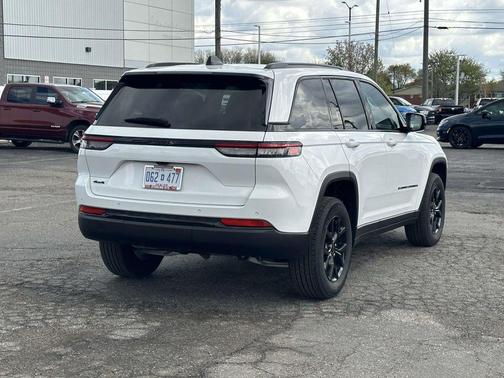 Bright White Clearcoat 2024 Jeep Grand Cherokee Laredo