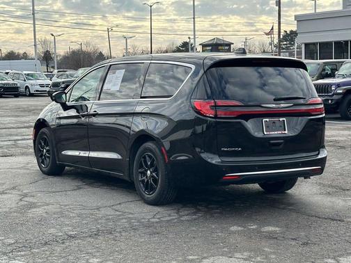 2023 Chrysler Pacifica Touring-L