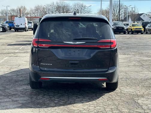 2023 Chrysler Pacifica Touring-L