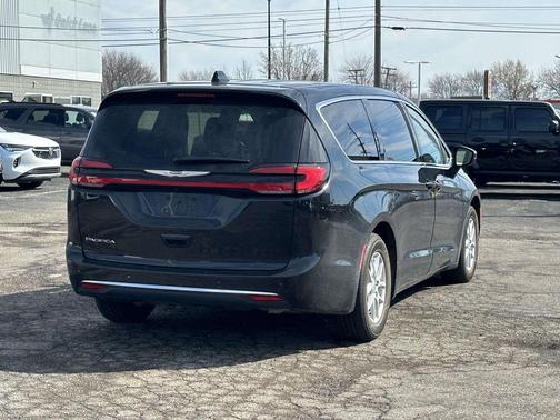 2023 Chrysler Pacifica Touring-L
