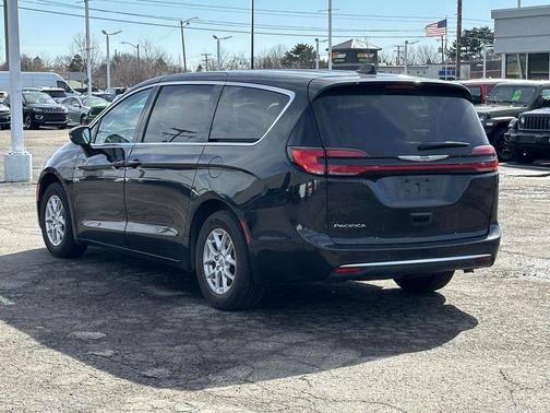 2023 Chrysler Pacifica Touring-L