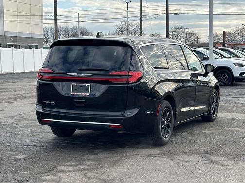 2023 Chrysler Pacifica Touring-L