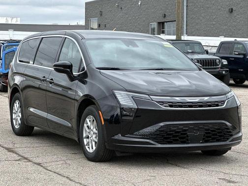 Diamond 2027 Chrysler Pacifica SELECT