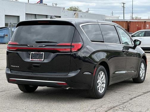 Diamond 2027 Chrysler Pacifica SELECT