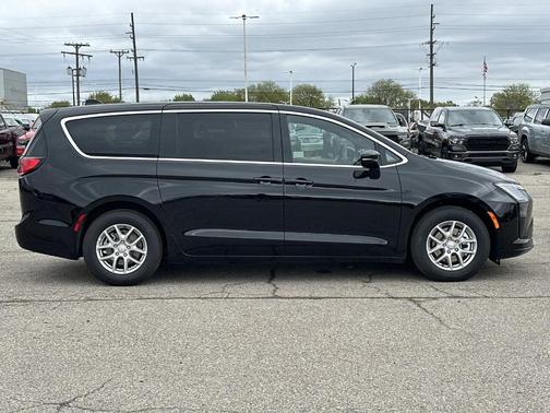 Diamond 2027 Chrysler Pacifica SELECT