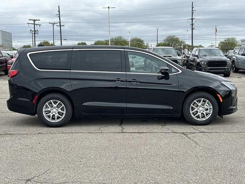 Diamond 2027 Chrysler Pacifica SELECT