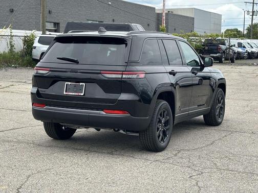 Diamond Black 2026 Jeep Grand Cherokee Laredo