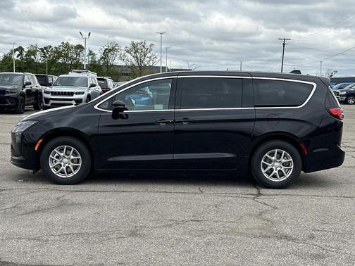 Diamond 2027 Chrysler Pacifica SELECT