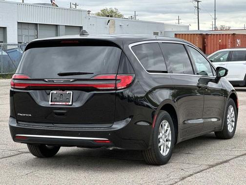 Diamond 2027 Chrysler Pacifica SELECT