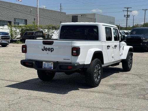 Bright White Clearcoat 2026 Jeep Gladiator Sport