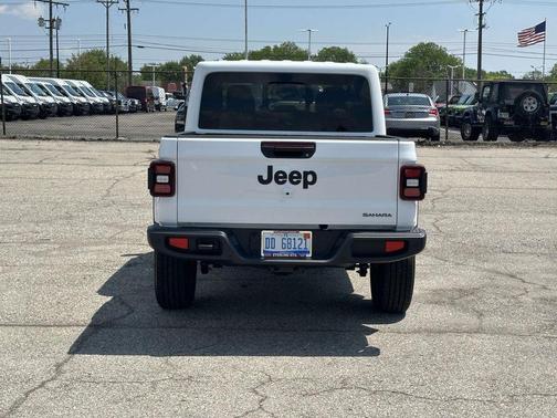 Bright White Clearcoat 2026 Jeep Gladiator Sport