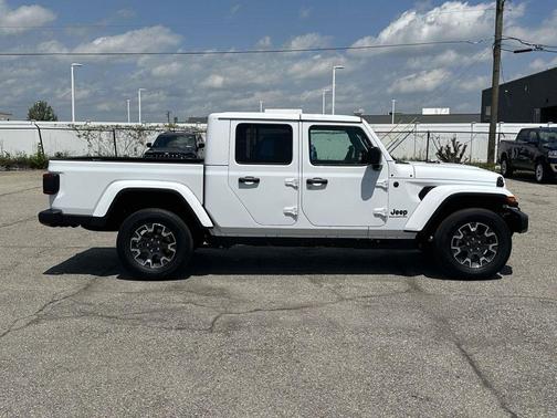 Bright White Clearcoat 2026 Jeep Gladiator Sport