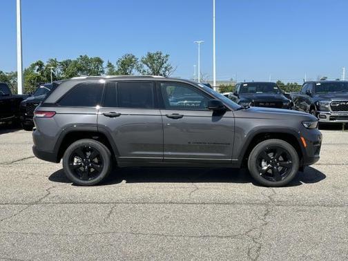 2025 Jeep Grand Cherokee Laredo