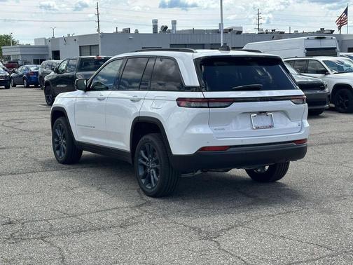 Bright White Clearcoat 2026 Jeep Grand Cherokee Sport
