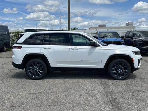 Bright White Clearcoat 2026 Jeep Grand Cherokee Sport