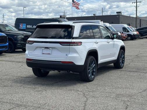 Bright White Clearcoat 2026 Jeep Grand Cherokee Sport