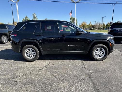 Diamond Black 2025 Jeep Grand Cherokee Laredo