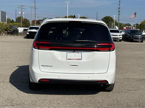 2026 Chrysler Pacifica Select