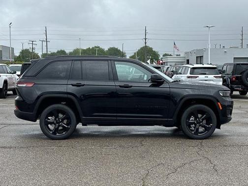 2025 Jeep Grand Cherokee Laredo