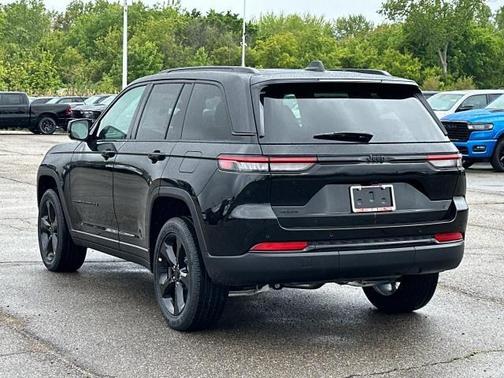 2025 Jeep Grand Cherokee Laredo