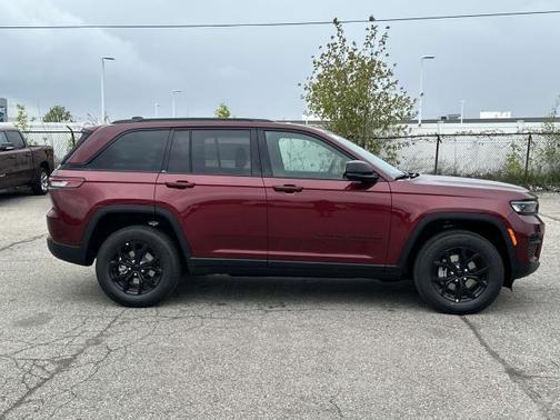 2025 Jeep Grand Cherokee Laredo