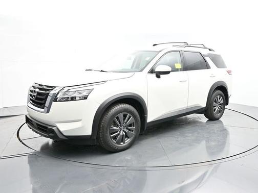 White 2022 Nissan Pathfinder SV
