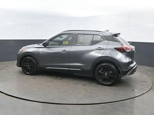 Gun Metallic 2024 Nissan Kicks SR