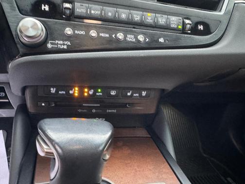 2022 Lexus ES 300h Ultra Luxury