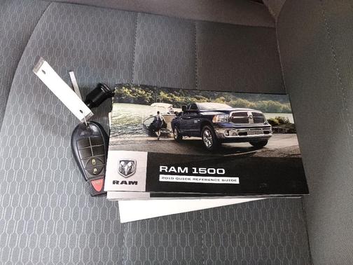 Bright White Clearcoat 2019 RAM 1500 Classic SLT