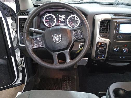 Bright White Clearcoat 2019 RAM 1500 Classic SLT