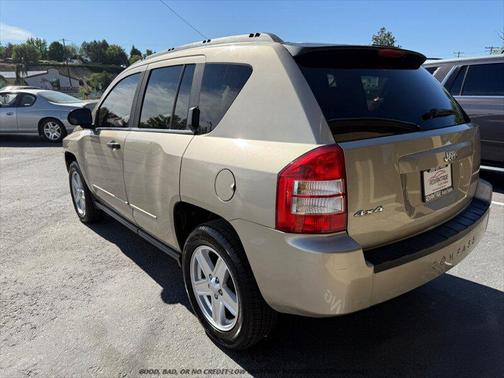 Light Sandstone Metallic Clearcoat 2010 Jeep Compass Sport