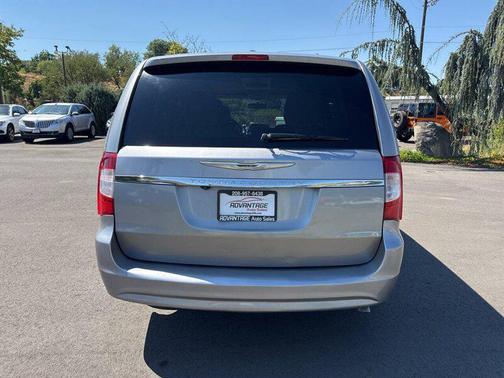 2016 Chrysler Town & Country LX