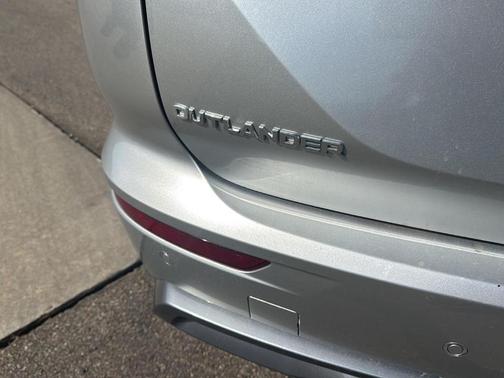 Alloy Silver Metallic 2025 Mitsubishi Outlander SE
