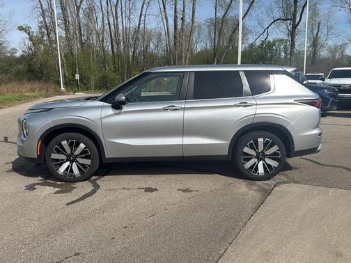 Alloy Silver Metallic 2025 Mitsubishi Outlander SE